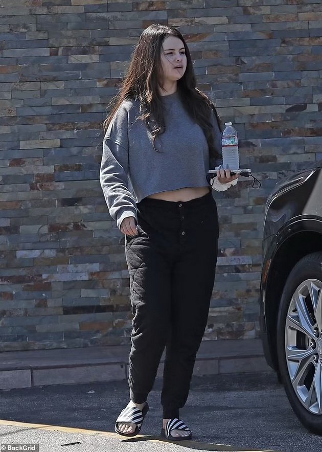 Selena Gomez unrecognizable in sportswear and without makeup