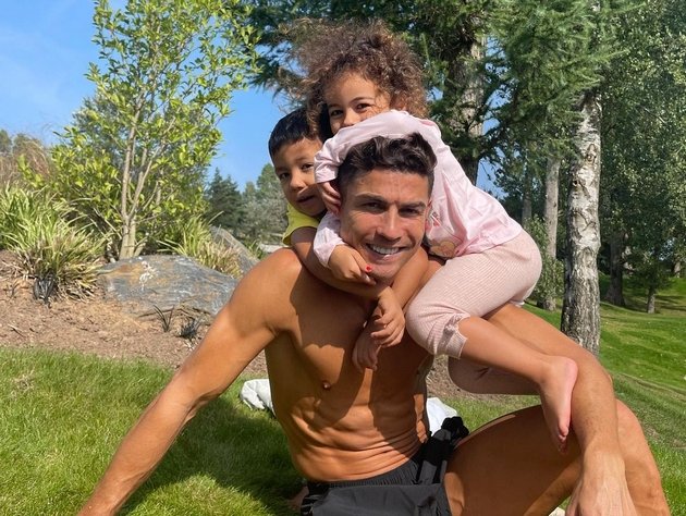 Cristiano Ronaldo and Georgina are overjoyed in their new home in England after the transfer to Manchester United