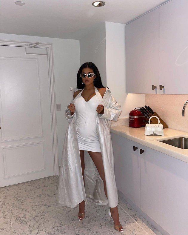 Kylie Jenner in a tight white dress proudly showed off her pregnant belly