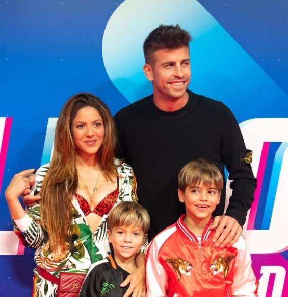 Shakira and Piqué with their two sons on the red carpet in Barcelona - Sweet family