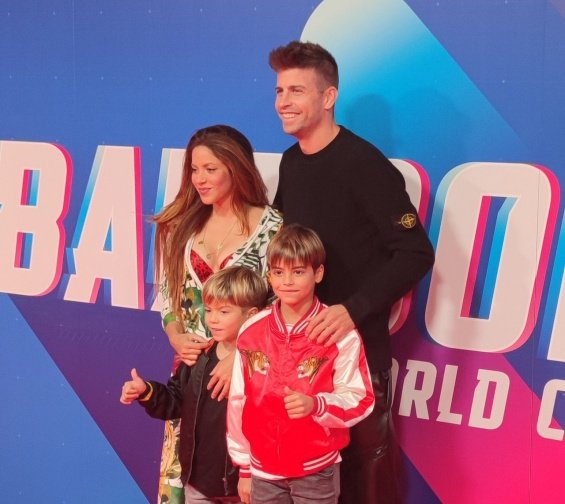 Shakira and Piqué with their two sons on the red carpet in Barcelona - Sweet family