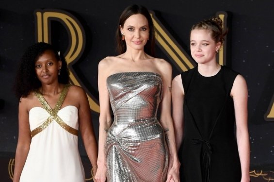 Angelina Jolie shines in a silver creation with her 2 eldest daughters at a premiere in Rome