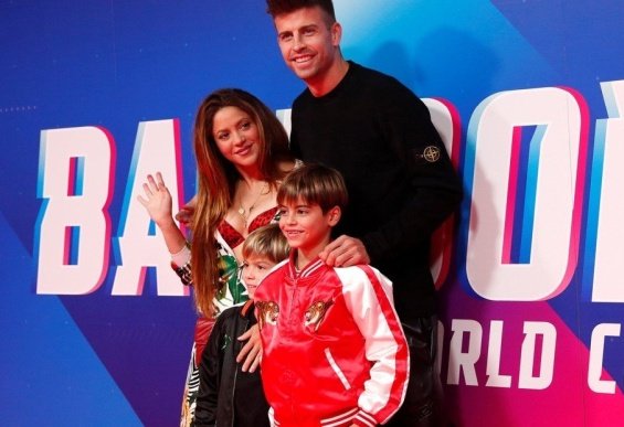 Shakira and Piqué with their two sons on the red carpet in Barcelona - Sweet family