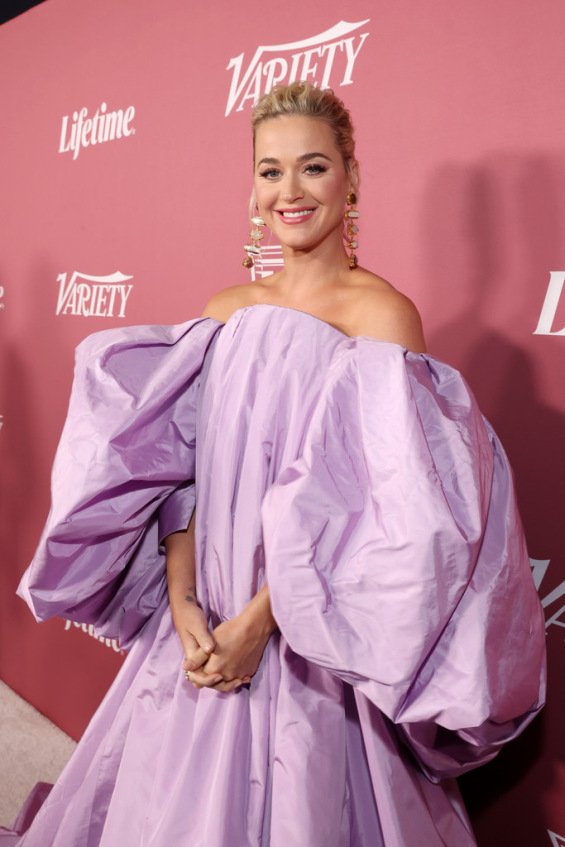 Katy Perry in a voluminous creation next to Orlando Bloom at the Power of Women event