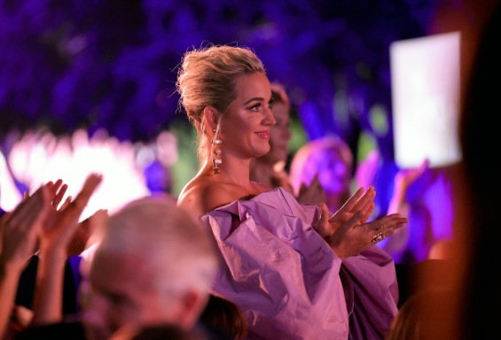 Katy Perry in a voluminous creation next to Orlando Bloom at the Power of Women event