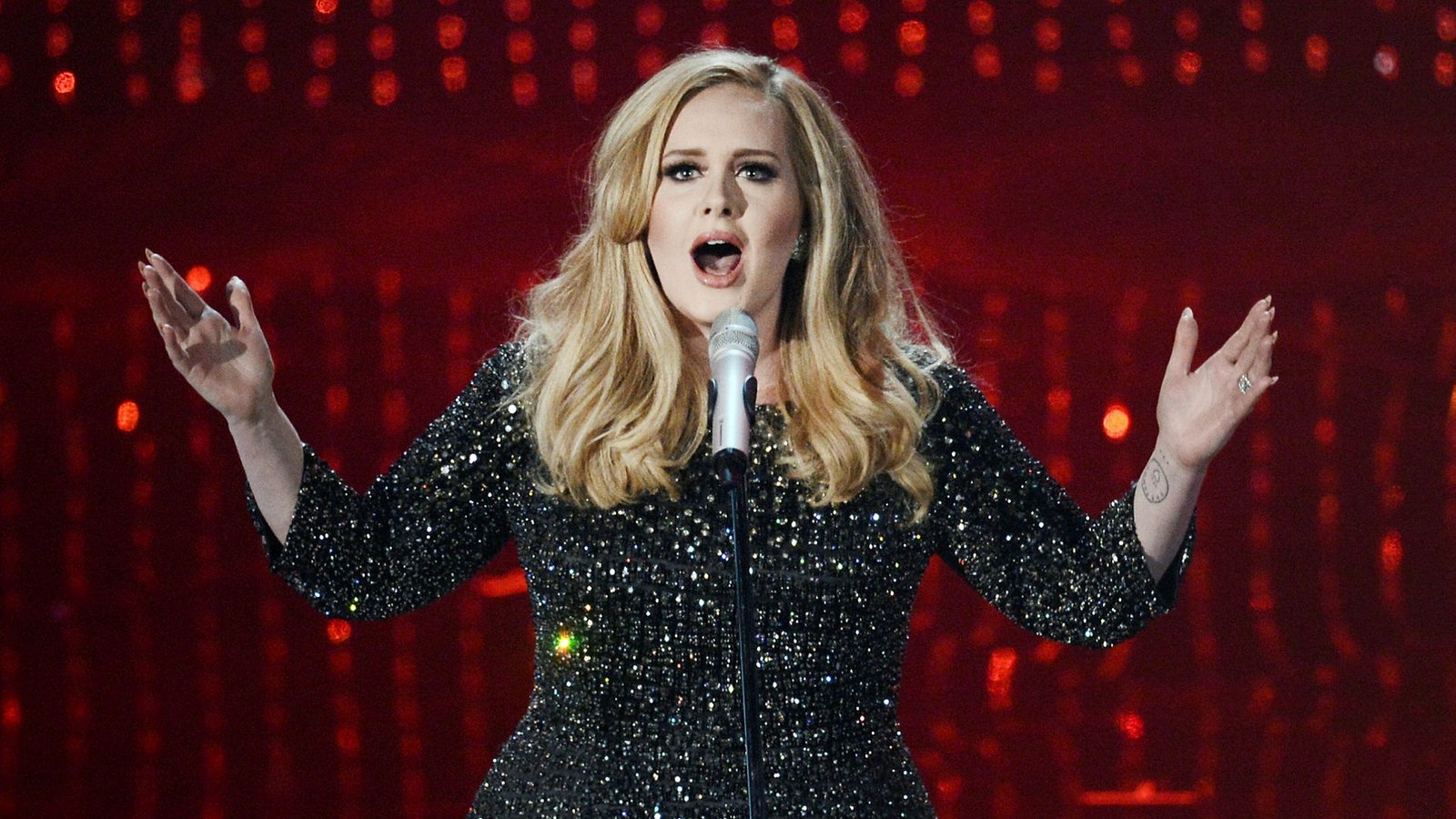 Adele returns to the stage - Announced the new song