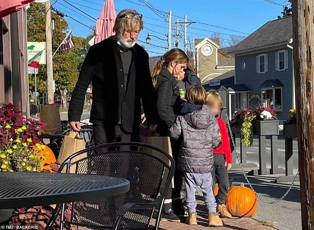 Alec Baldwin appears in public for the first time with his family after the tragic case - Subdued and united with loved ones