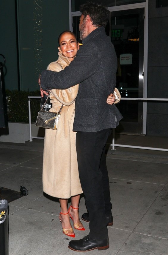 PHOTO: Jennifer Lopez and Ben Affleck at a romantic dinner in Beverly Hills