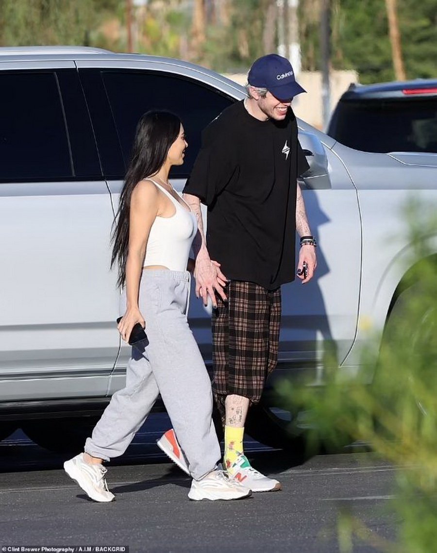 Kim Kardashian and Pete Davidson photographed holding hands - They confirmed the relationship