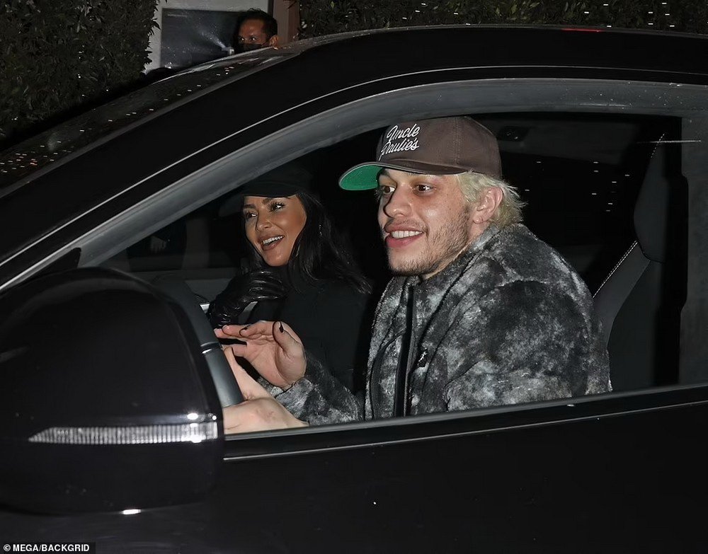 PHOTO: Kim Kardashian shines with happiness with her younger boyfriend Pete Davidson