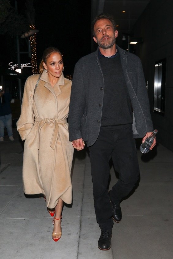 PHOTO: Jennifer Lopez and Ben Affleck at a romantic dinner in Beverly Hills