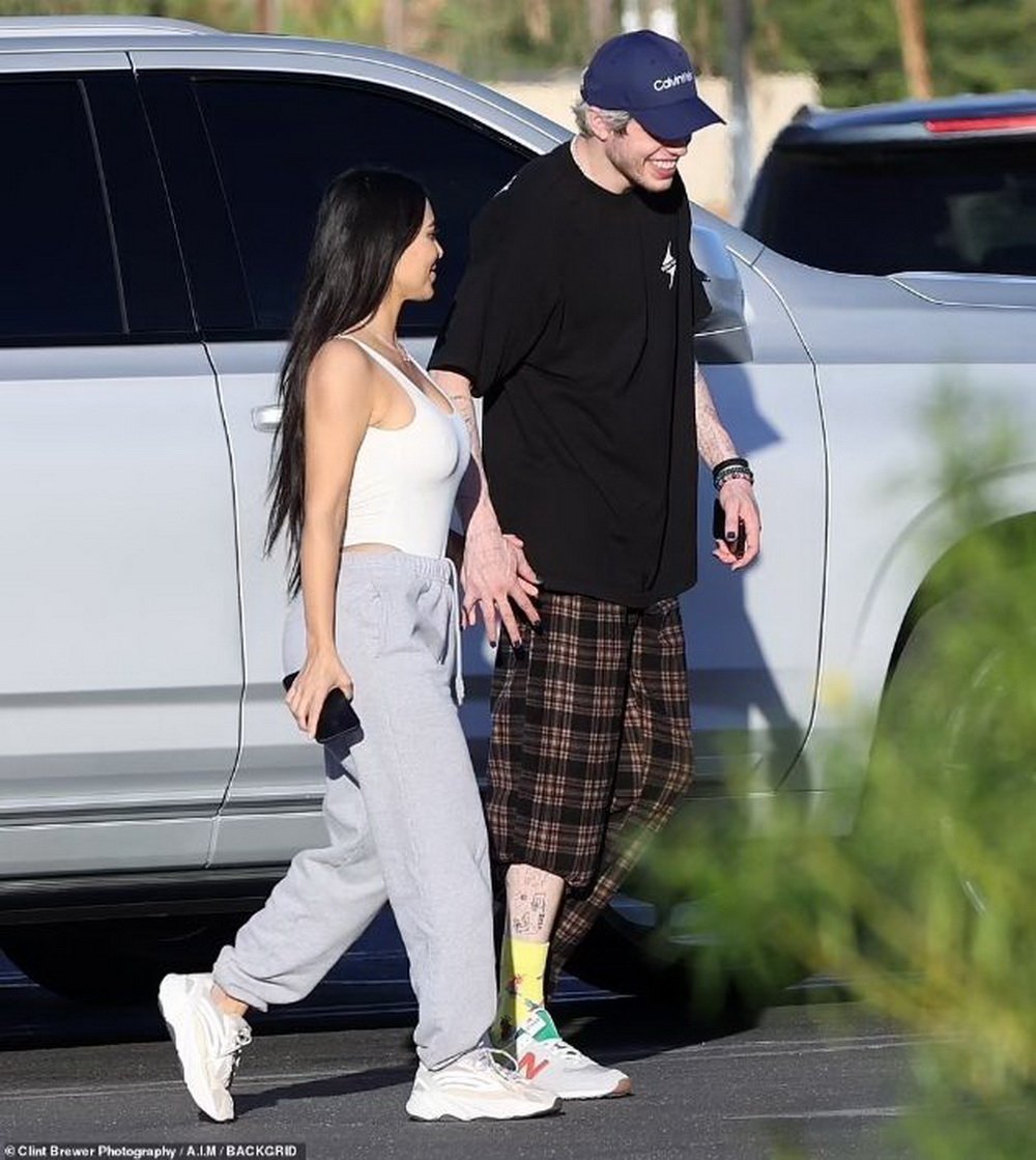 Kim Kardashian and Pete Davidson photographed holding hands - They confirmed the relationship