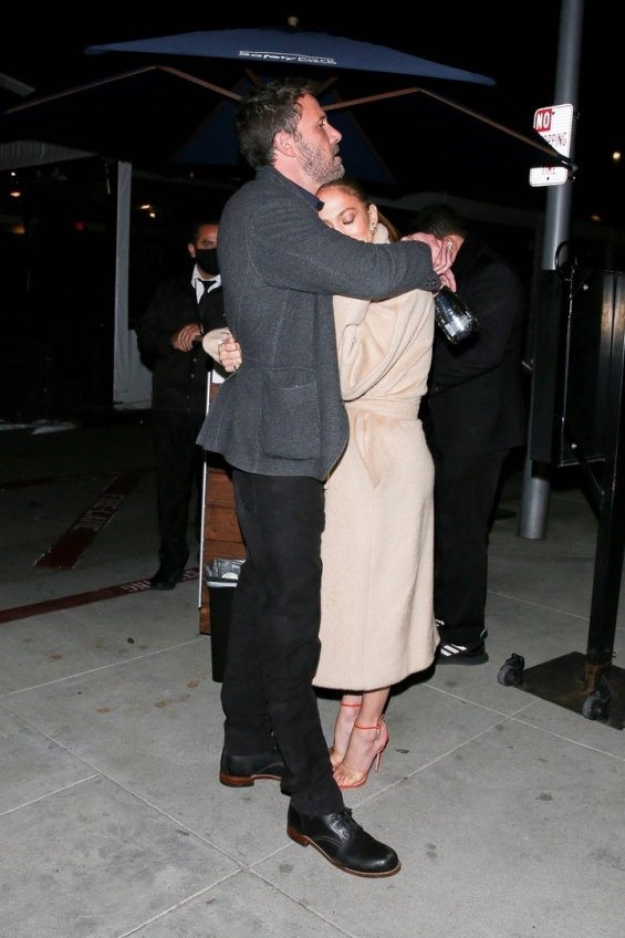 PHOTO: Jennifer Lopez and Ben Affleck at a romantic dinner in Beverly Hills