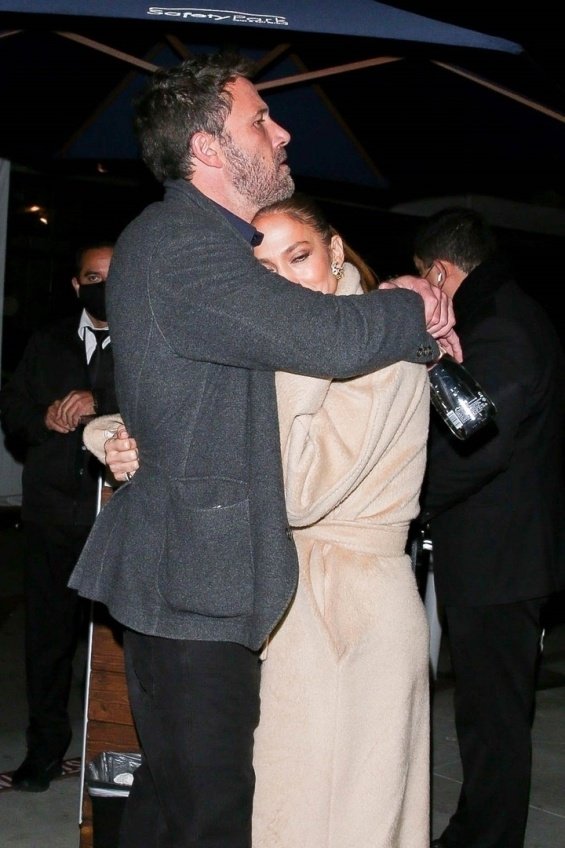 PHOTO: Jennifer Lopez and Ben Affleck at a romantic dinner in Beverly Hills