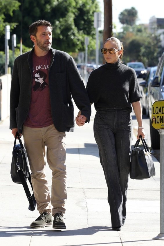 PHOTO: Jennifer Lopez and Ben Affleck at a romantic dinner in Beverly Hills