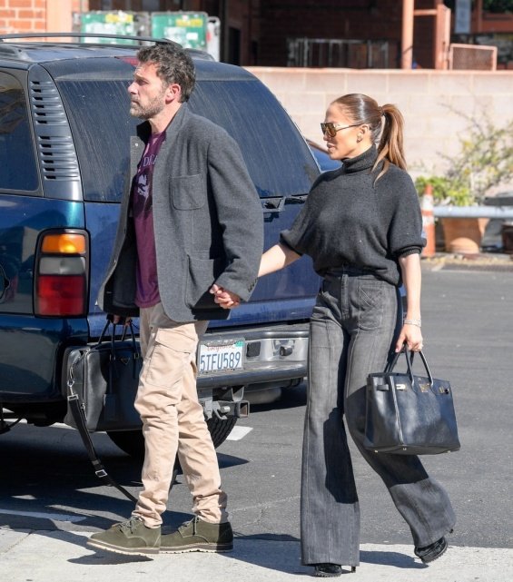 PHOTO: Jennifer Lopez and Ben Affleck at a romantic dinner in Beverly Hills