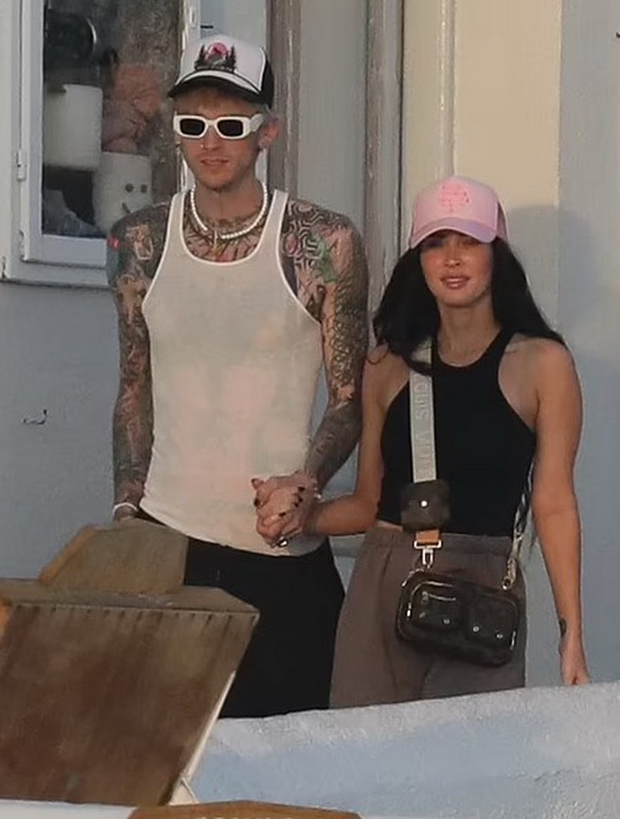 Megan Fox and Machine Gun Kelly on vacation in Greece - See paparazzi photos here