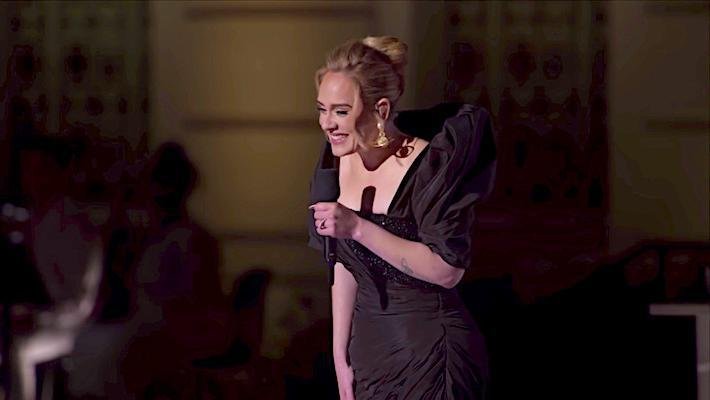 Adele helped a man propose to her in the middle of a concert - She sang a special song for them