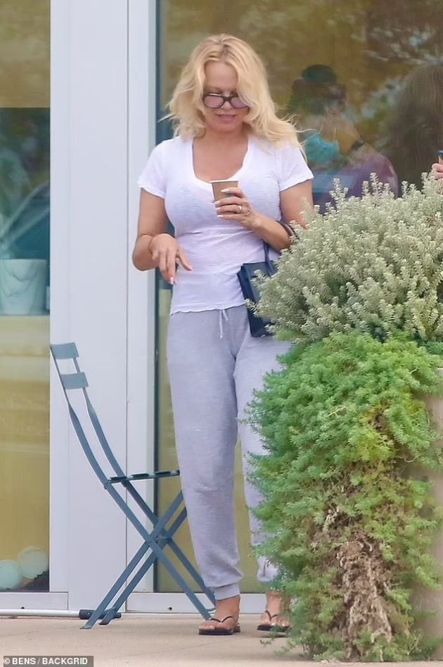 Pamela Anderson in a rare natural edition - Without makeup and in tracksuits