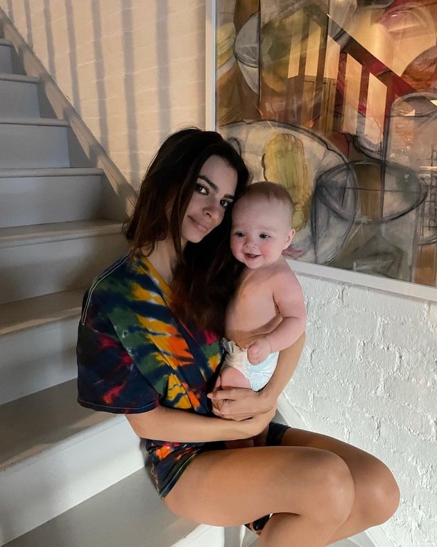 Emily Ratajkowski responds to critics: "My body changed during pregnancy, I still have excess skin"