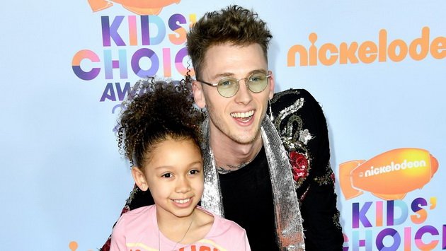 Machine Gun Kelly on the red carpet with the daughter he got when he was 18: "I'm a proud father"