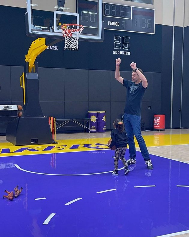 Pau Gasol teaches Kobe Bryant's daughters to play basketball - In dad's footsteps