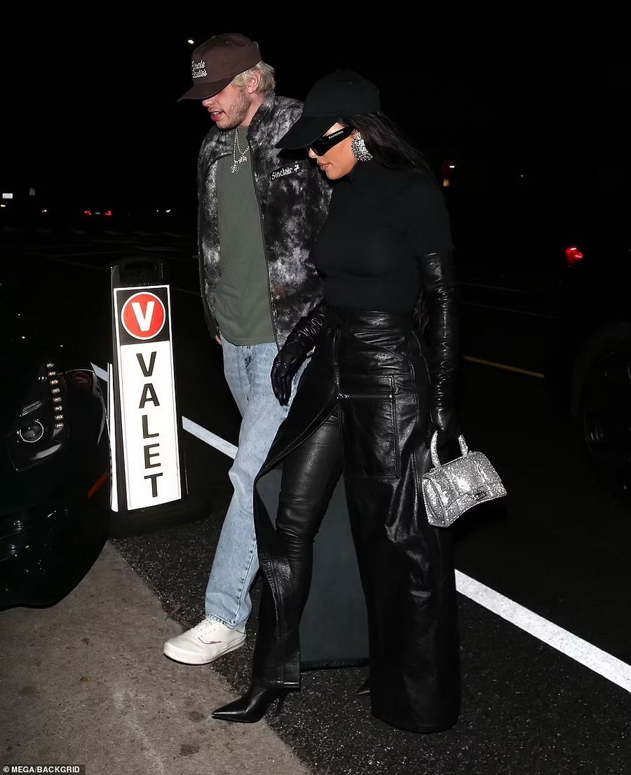 PHOTO: Kim Kardashian shines with happiness with her younger boyfriend Pete Davidson