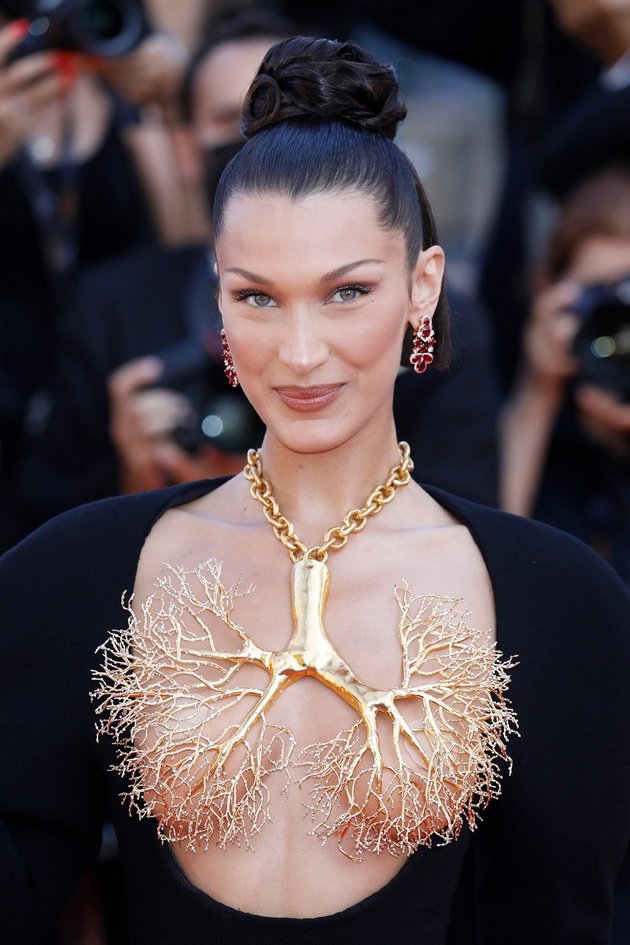 With tears in her eyes Bella Hadid spoke about mental health: "I feel guilty that I have depression"
