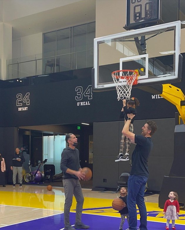 Pau Gasol teaches Kobe Bryant's daughters to play basketball - In dad's footsteps