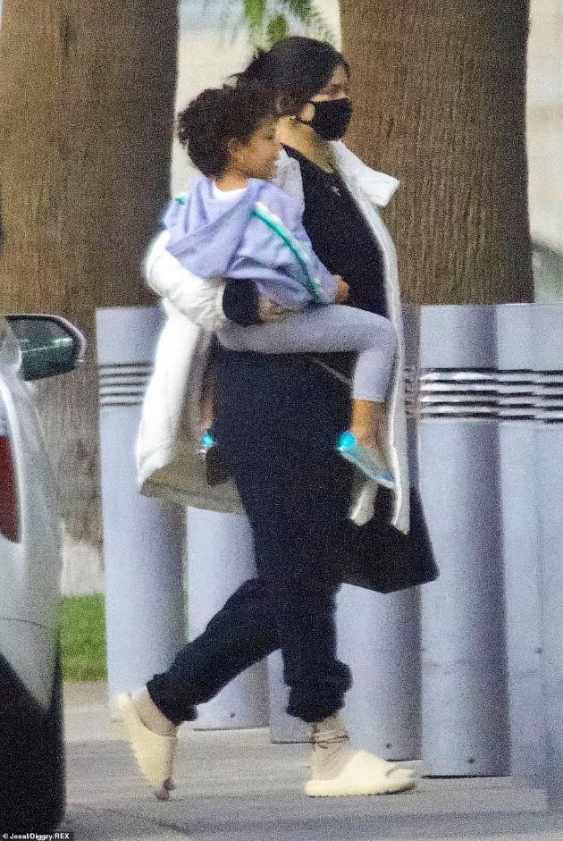 Pregnant Kylie Jenner took a walk with her daughter in her arms - Does her hand have an engagement ring given by Travis?