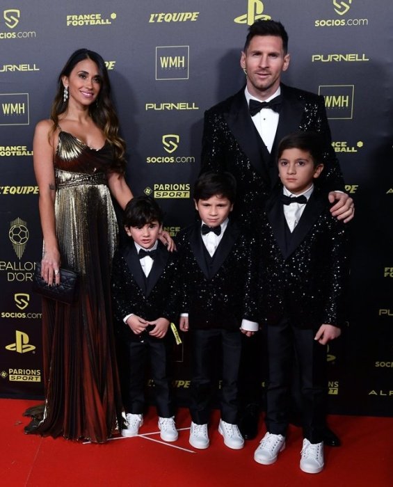 Lionel Messi with his three sons and his wife receiving the Golden Ball award