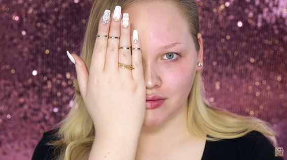 The power of makeup: Makeup artist puts makeup on half of Adele's face