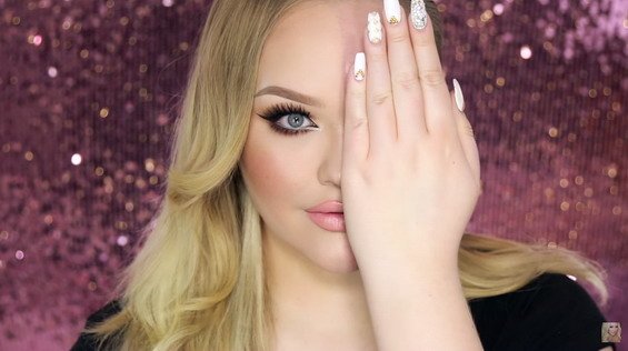 The power of makeup: Makeup artist puts makeup on half of Adele's face