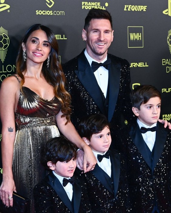 Lionel Messi with his three sons and his wife receiving the Golden Ball award