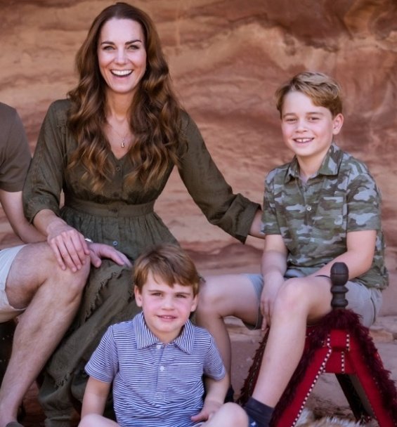 Christmas card: Duchess Catherine and Prince William and their three children with a family portrait for the holidays