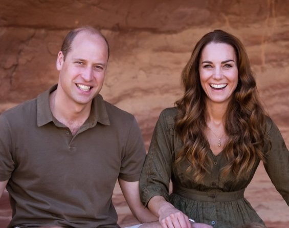 Christmas card: Duchess Catherine and Prince William and their three children with a family portrait for the holidays