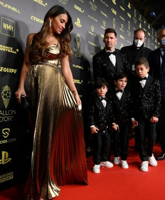 Lionel Messi with his three sons and his wife receiving the Golden Ball award