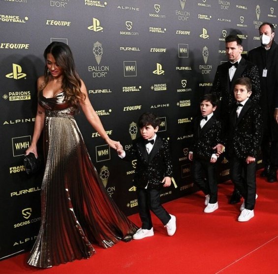 Lionel Messi with his three sons and his wife receiving the Golden Ball award
