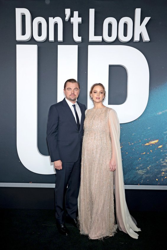 Jennifer Lawrence in a creation by Dior alongside Leonardo DiCaprio at the premiere