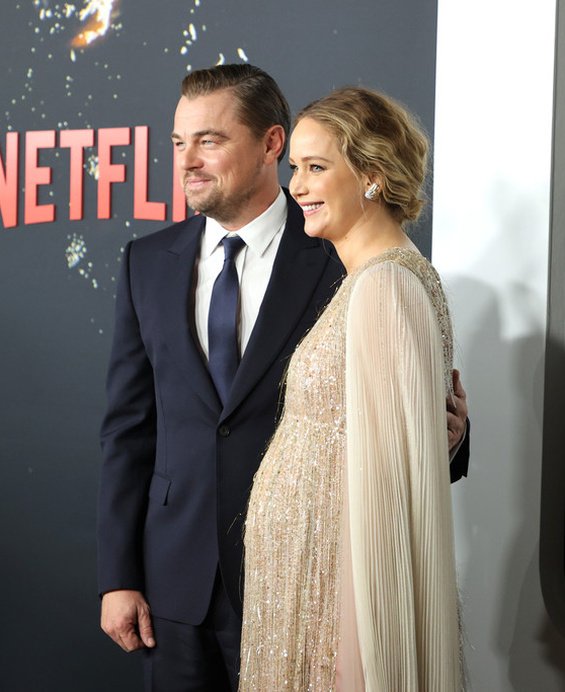 Jennifer Lawrence in a creation by Dior alongside Leonardo DiCaprio at the premiere