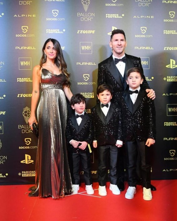 Lionel Messi with his three sons and his wife receiving the Golden Ball award