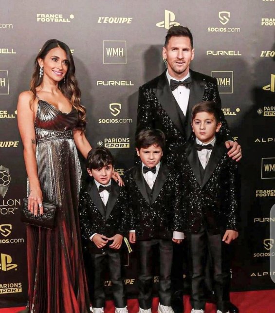 Lionel Messi with his three sons and his wife receiving the Golden Ball award