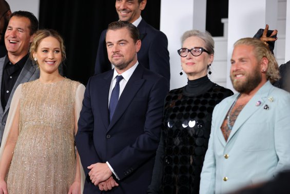 Jennifer Lawrence in a creation by Dior alongside Leonardo DiCaprio at the premiere