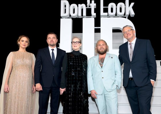 Jennifer Lawrence in a creation by Dior alongside Leonardo DiCaprio at the premiere