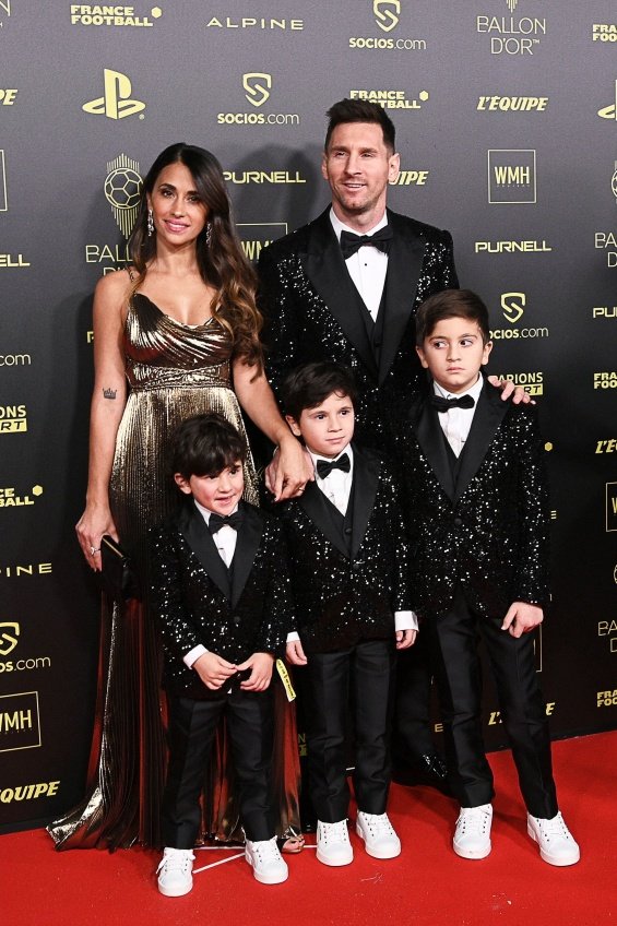 Lionel Messi with his three sons and his wife receiving the Golden Ball award