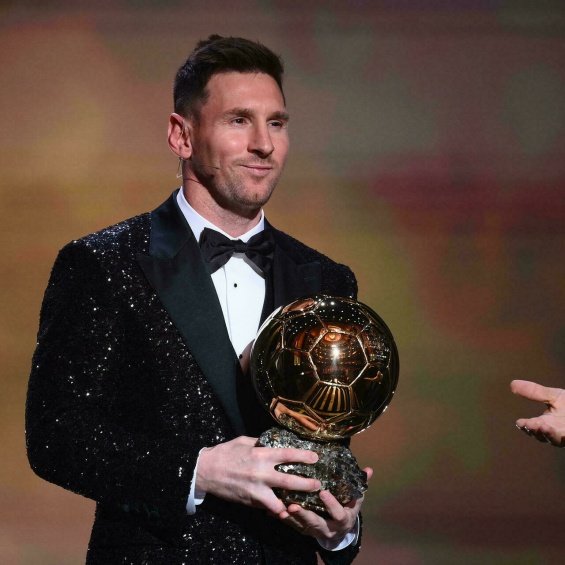 Lionel Messi with his three sons and his wife receiving the Golden Ball award