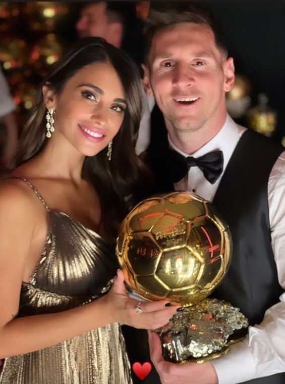 Lionel Messi with his three sons and his wife receiving the Golden Ball award