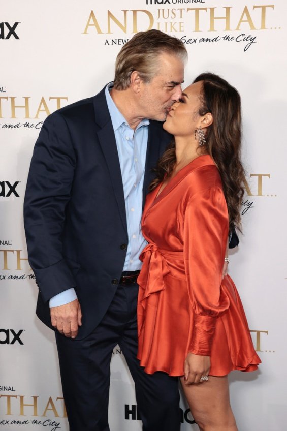 Carrie and Mr. Big are back: Sarah Jessica Parker elegant with Chris Noth at the premiere of the sequel to Sex and the City