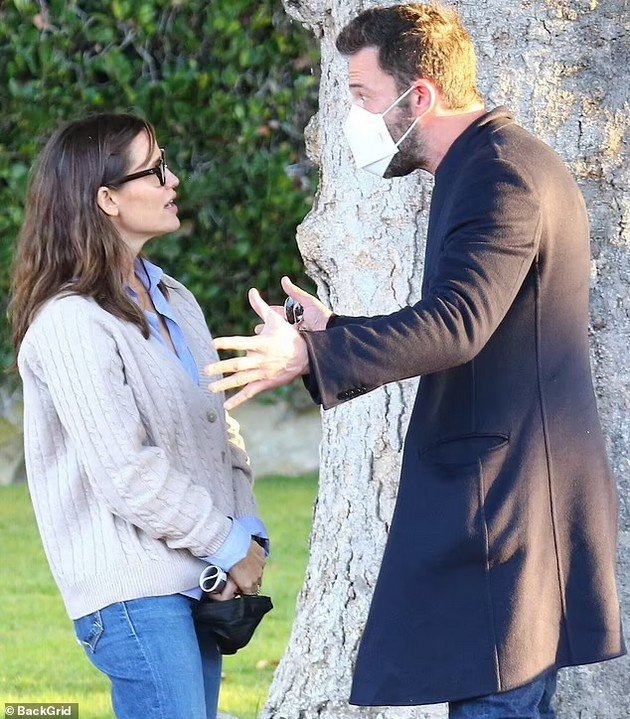 PHOTO: Ben Affleck angrily arguing with ex-wife Jennifer Garner