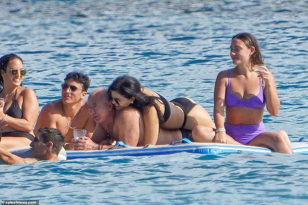 PHOTO: Jeff Bezos with the girlfriend on vacation and doesn't take his hands off her